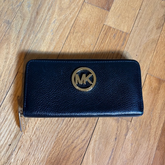 Michael Kors Zip Around Fulton Wallet - Picture 1 of 6